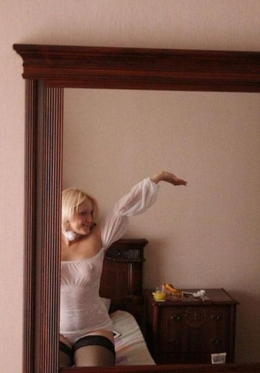 Светловолосая зрелка танцует стриптиз у себя в квартире