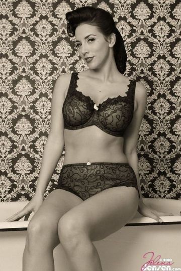 йелена Йенсен в черно-белых фото